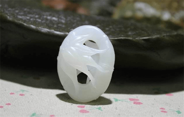 翡翠原石大件作品和田玉俄料和青海料哪个贵？看完这份对比就懂了！   第1张