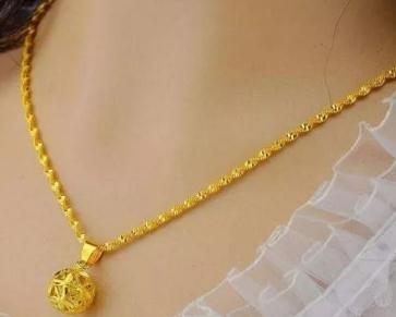 丽江云南之窗的翡翠这些挑选珠宝首饰的靠谱方法，赶快收藏！  第2张