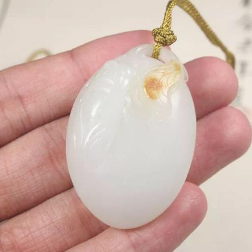 为什么卖玉的时候要喷水？商家不会告诉你的秘密，不明白就亏大了！  第4张