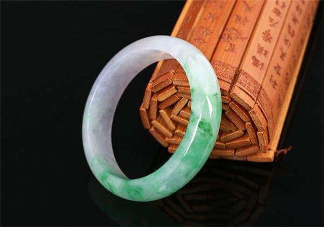 豆种翡翠春带彩挂件带绿的翡翠为什么那么贵？贵不贵原来要看这些因素！   第3张