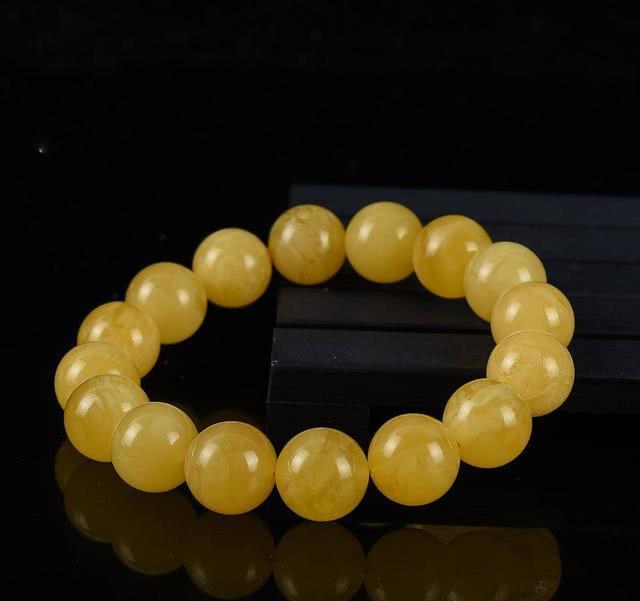 白色翡翠辨认方法蜜蜡和黄金哪个更具保值潜力，蜜蜡为什么这么火？  第2张