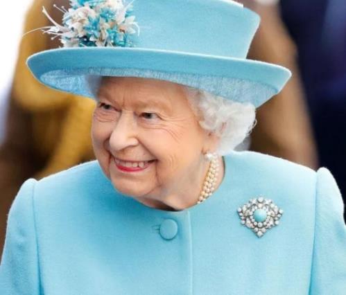 翡翠吊坠如意多少钱女王罕见的电视演讲，佩戴了绿松石胸针，绿松石热潮来了吗？  第5张