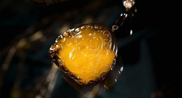 白色翡翠辨认方法蜜蜡和黄金哪个更具保值潜力，蜜蜡为什么这么火？  第1张