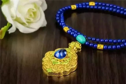 女子扮男装采宝石10年，变身超级富婆！  第5张