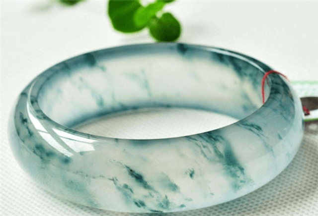 翡翠手镯那么好看，可以买几个每天换着戴吗？   第1张