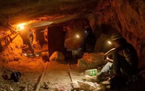 翡翠玉器批发价格超低彩色宝石价格多少？这个颜色的宝石5年价格翻五倍！  第11张