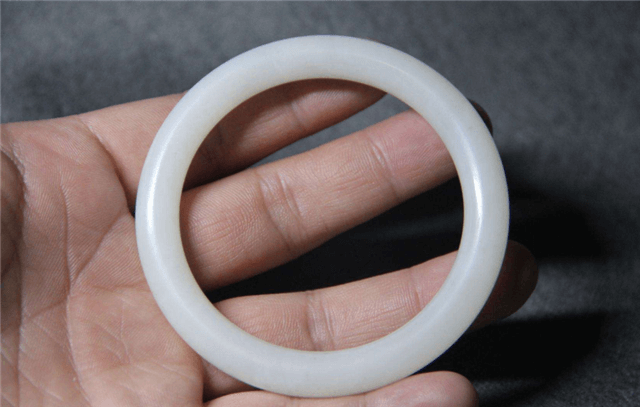 化冰种翡翠是什么意思俄料和青海料哪个贵？来看看它们之间有什么差别！   第1张