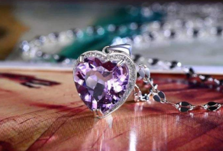 在线鉴别翡翠你要知道必要的一些珠宝色彩的搭配技巧  第1张