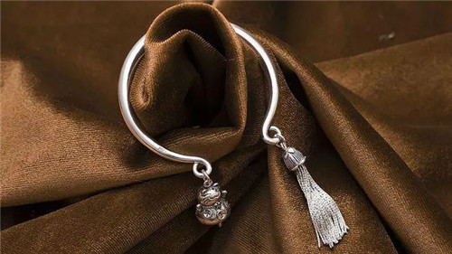 纯白色翡翠价格洗银水、玛瑙刀.....这些保养神器你真的会用吗？  第2张