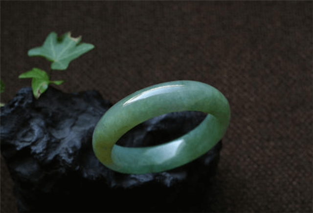 北京翡翠鉴定中心地址富贵戴双镯，拥有两只翡翠手镯到底要怎么戴？   第1张