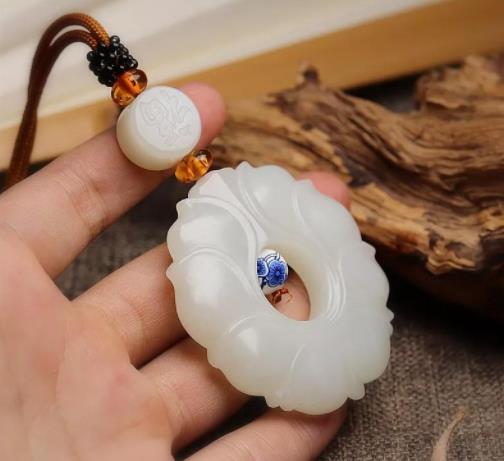 翡翠手镯怕晒吗人们为什么热衷于投资珠宝玉石呢？  第4张