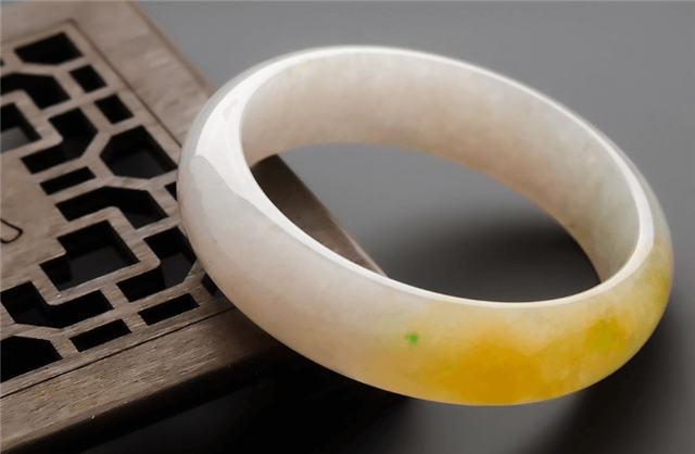 什么颜色的翡翠手镯最受欢迎？多色翡翠手镯好吗？   第3张