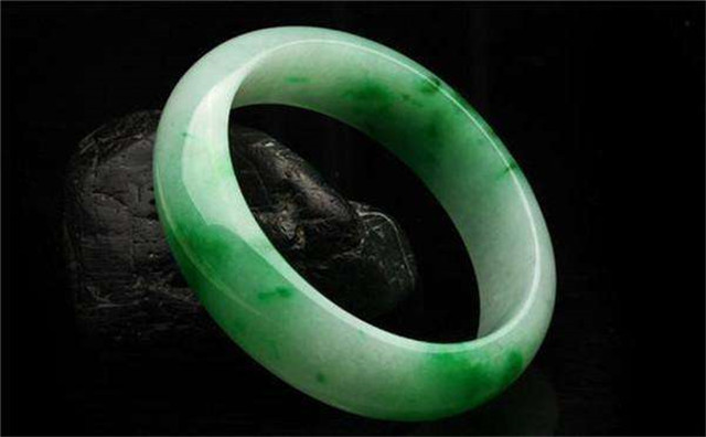 苏州翡翠新能源网约车翡翠手镯是绿越多越好吗？答案是肯定的！   第2张