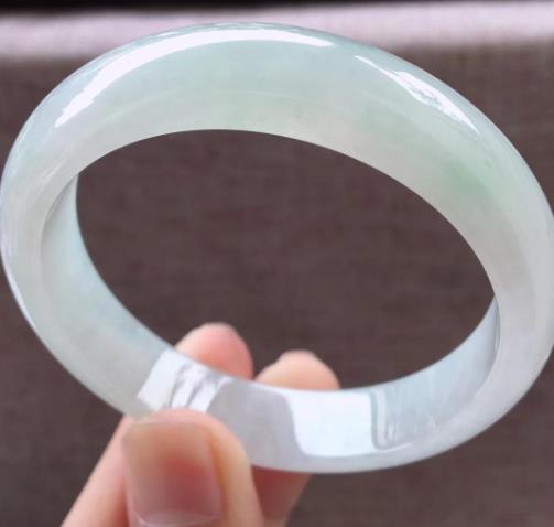 翡翠玉镯子带后颜色变深怎么回事我们该如何准确看出和田玉的价值呢？影响和田玉价值的因素有几点？  第4张