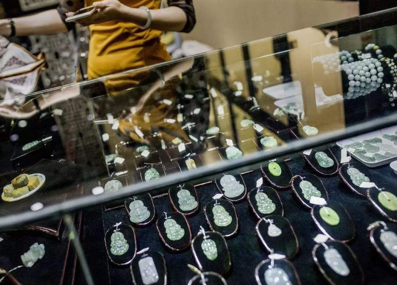 瑕疵翡翠手镯为何A货翡翠的价值相差如此之大？  第1张