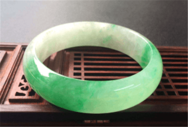 芙蓉种翡翠属于什么价位?挑选芙蓉种翡翠要注意什么？   第1张