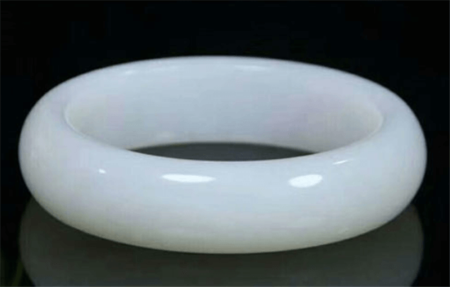 翡翠原石大件作品和田玉俄料和青海料哪个贵？看完这份对比就懂了！   第3张