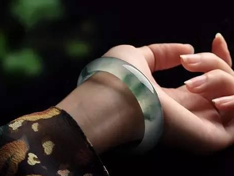 百万飘花翡翠手镯图片带你走出翡翠认识10大误区   第2张