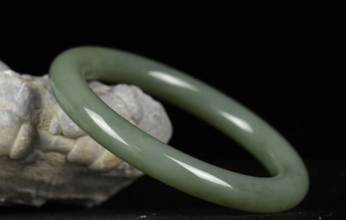 翡翠原石的翻砂脱砂年轻人为什么不能戴玉？关于和田玉的佩戴你可能误会了！  第1张