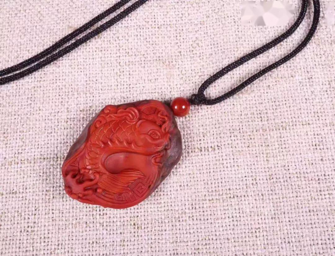 翡翠土黄杂色手镯教你如何鉴别南红的基本特点  第5张