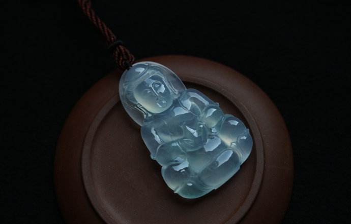 翡翠吊坠佛寓意白翡翠观音不值得收藏？看完再下决定也不迟！   第2张