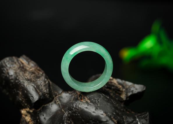 为什么翡翠会掉价变得不值钱？哪些翡翠容易掉价？  第5张