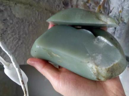 金丝种翡翠原石切片图你能分辨出青玉中的这两个新宠吗？  第4张