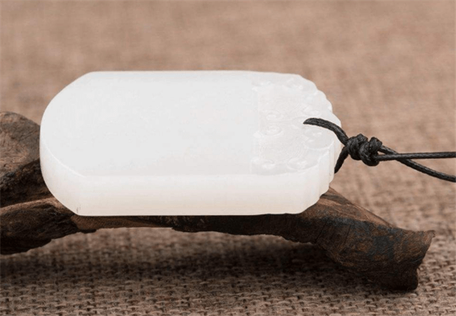 翡翠手镯色根扩散和田玉无事牌怎么保养？你懂得如何保护好你的和田玉无事牌吗？   第3张