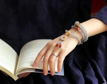 不带皮的翡翠原石这些最适合女人戴的几种玉，你有了吗？  第4张