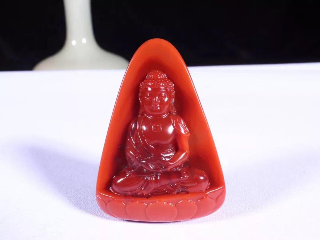 翡翠土黄杂色手镯教你如何鉴别南红的基本特点  第1张