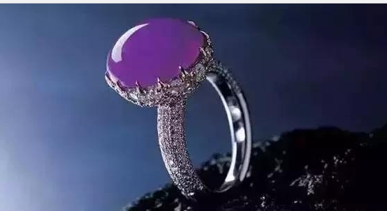 描金翡翠手镯价格你认为翡翠价格行情还会一直涨上去吗？  第1张