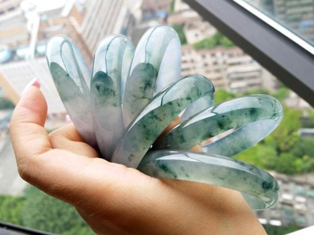 蓝水翡翠挂件有飘花的翡翠一定就是价格高的翡翠吗？  第2张