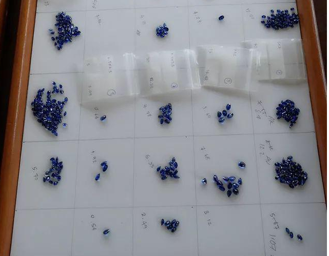 翡翠手串可以戴吗奇怪了！外国宝石交易市场这么多跑街的中介？  第4张