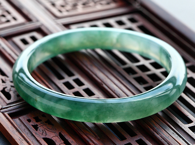 A货翡翠售价500？为何A货翡翠的价值相差如此之大？  第5张