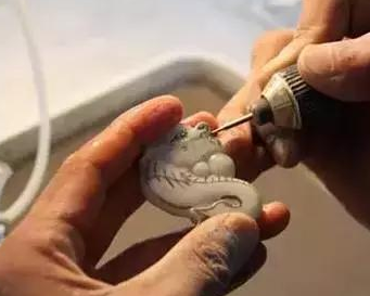 翡翠a货吊坠300元说清楚！玉石的价格到底是怎么定的？  第2张