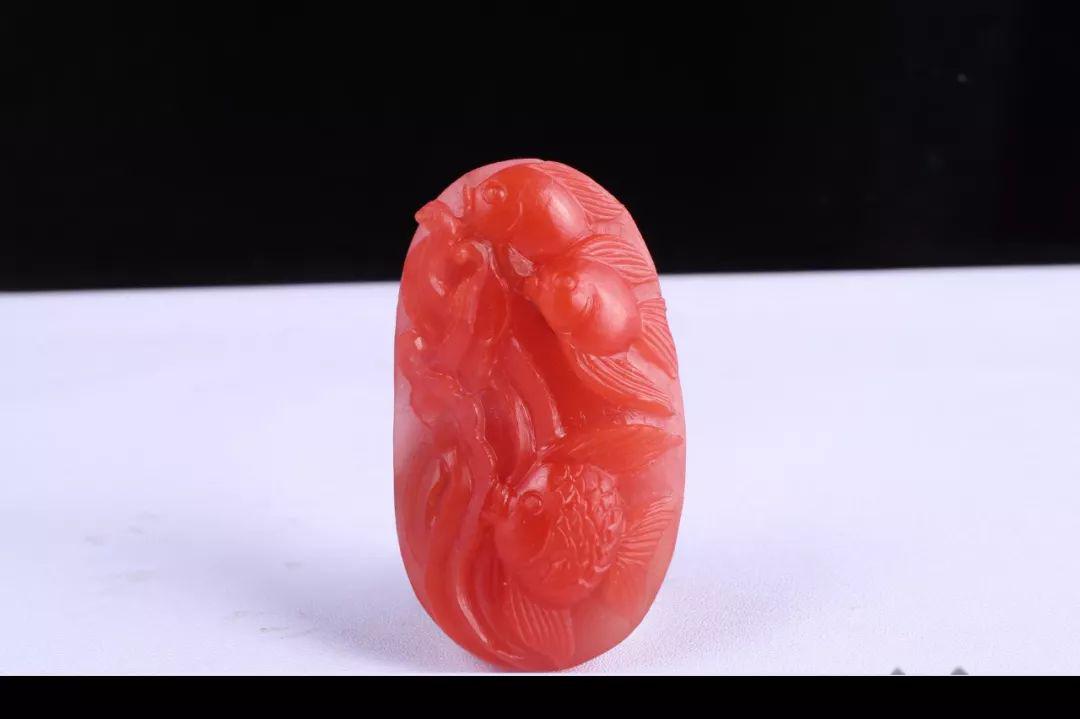 翡翠土黄杂色手镯教你如何鉴别南红的基本特点  第3张