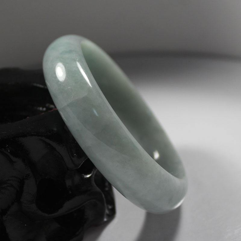 高端翡翠原石十大场口白灰色翡翠手镯不值钱？其实白灰底也有它的美！   第1张