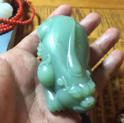 金丝种翡翠原石切片图你能分辨出青玉中的这两个新宠吗？  第3张