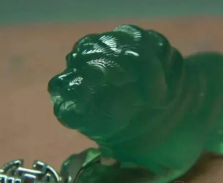 翡翠吊坠银项链它是传说中的翡翠，比冰种帝王绿还珍贵？  第3张