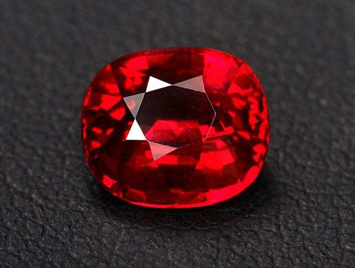 翡翠吊坠路路通在珠宝市场，红宝石价格是怎样的？  第3张