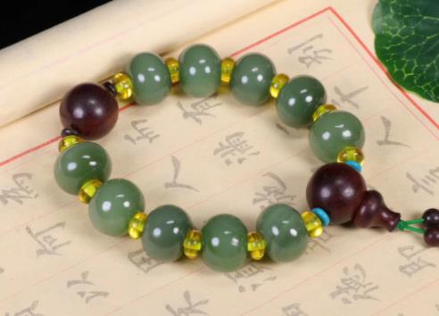 翡翠玉镯子带后颜色变深怎么回事我们该如何准确看出和田玉的价值呢？影响和田玉价值的因素有几点？  第3张