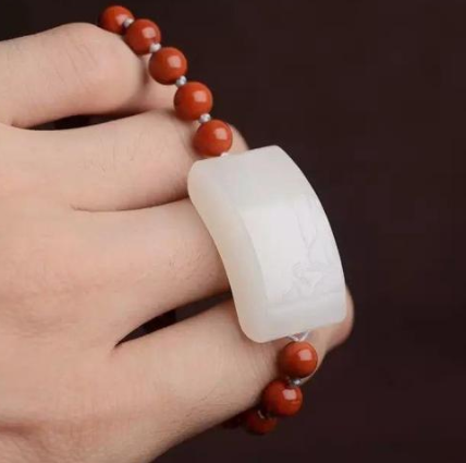 翡翠原石的翻砂脱砂年轻人为什么不能戴玉？关于和田玉的佩戴你可能误会了！  第4张