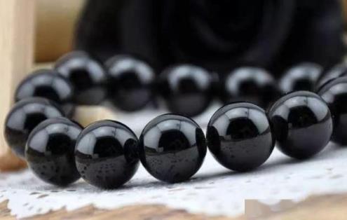 缅甸翡翠_赌石原石盘点哪些是黑色系水晶家族成员  第2张