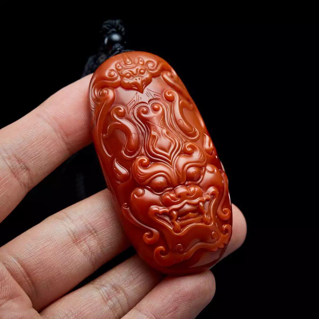 黑翡翠鉴定他用油保养的南红，竟然成这样了！  第10张