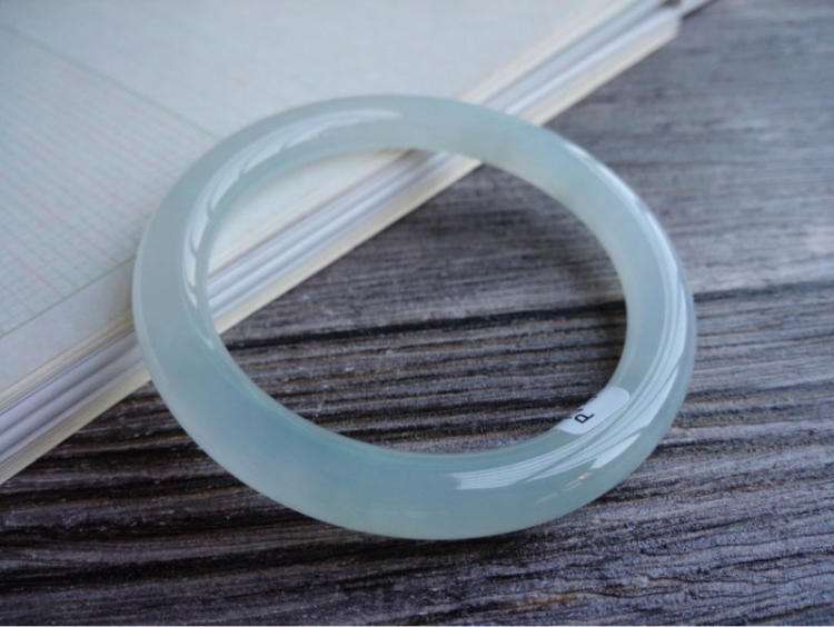 白冰翡翠手镯价格贵吗？我们来了解一下！   第1张