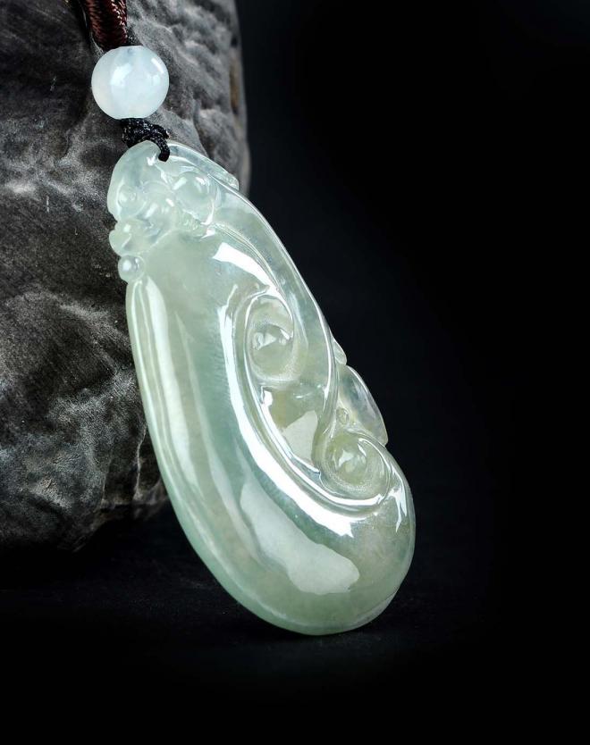 手镯田玉和翡翠哪个凉佩戴翡翠如意的好处 佩戴翡翠如意的禁忌 