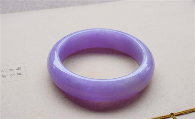 翡翠手镯A货和B货差别大吗？自己要怎么初步判断？   第2张