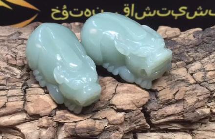 金丝种翡翠原石切片图你能分辨出青玉中的这两个新宠吗？  第1张