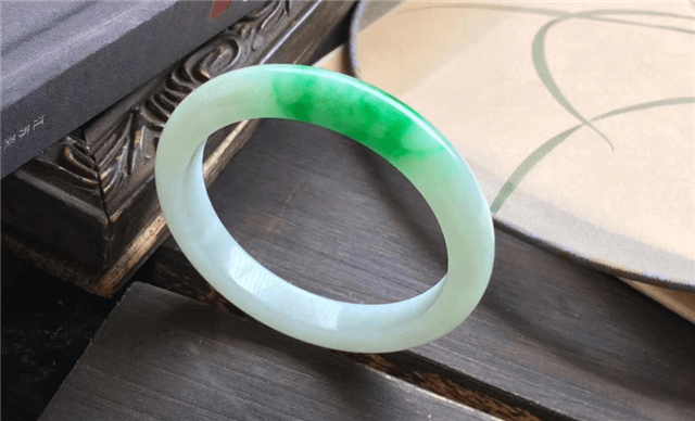 翡翠手镯戴在哪只手？翡翠能养人到底是什么意思？   第2张