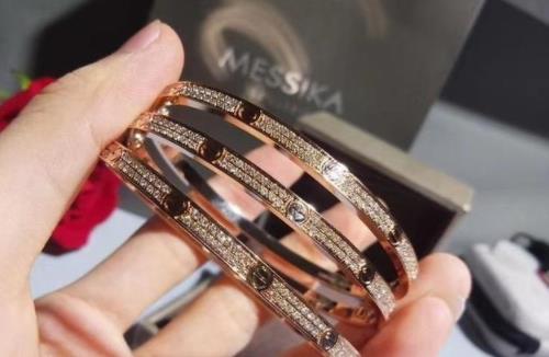 打灯发红木那翡翠原石如何大牌都用的K金首饰，与肤色这样搭配让你更有气质，你不知道吧！  第4张